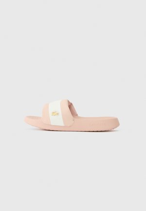 Infradito rosa e bianca in gomma, caratterizzate da una superficie liscia, una fascia ampia e un dettaglio con logo dorato. Design minimalista, suola piatta.
