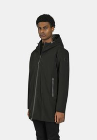 Giacca nera con cappuccio, con zip frontale, tasche con zip argentate e foderatura interna strutturata. Caratterizzata da cappuccio regolabile e logo discreto.