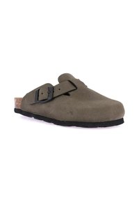 Calzature in suede verde oliva con soletta in sughero, dotate di una fascia larga e una fibbia nera regolabile. Suola piatta in gomma.