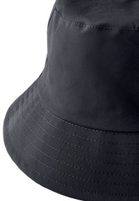 Cappello a secchiello nero realizzato in tessuto morbido, con una tesa ampia e piatta. Presenta cuciture sottili attorno alla tesa e una corona arrotondata.