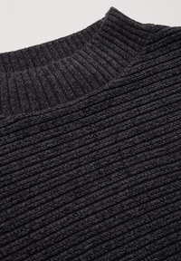 Dunkelgrauer Rippstoff mit einer weichen Textur und einem hohen Kragen. Das Design betont vertikale Linien mit einem einheitlichen Strickmuster.