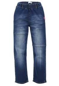 Jeans de mezclilla con cinturilla elástica, lavado de azul claro a oscuro, diseño de pierna recta y un bolsillo lateral con una pequeña etiqueta morada.