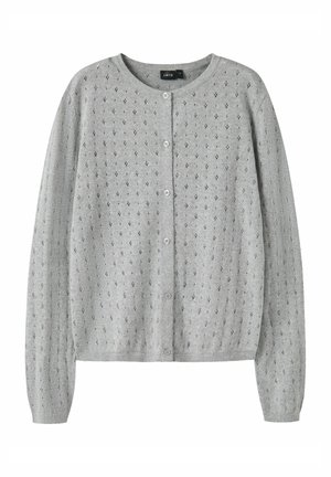 Lys grå, langermet strikket cardigan med lite hullmønster, rund hals og hvite knapper foran.