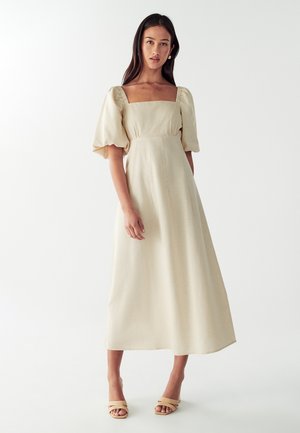 Beiges Midi-Kleid mit einem quadratischen Ausschnitt, Puffärmeln und einer taillierten Taille. Glatte Stofftextur mit einer schlichten, fließenden Silhouette.