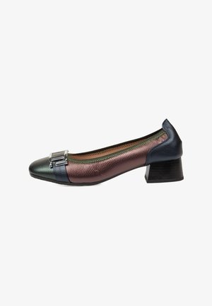 Zapato de mujer de tacón bajo con cuerpo metálico bronce, puntera verde oscuro, tacón azul marino y un detalle de hebilla plateada en la parte delantera.