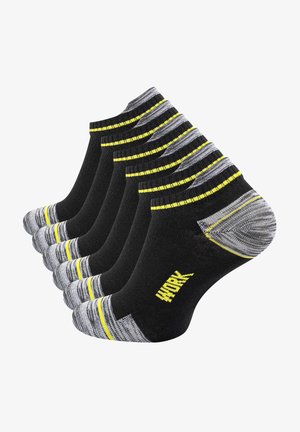 Calzini neri alla caviglia con strisce grigie e gialle alla cucitura, tallone e punta rinforzati, con la scritta "WORK" in giallo sul lato.