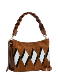 Braune Wildlederhandtasche mit geflochtenem Lederhenkel, geometrischem Muster aus weißen und schwarzen Rauten, goldfarbenem Beschlag und verstellbarem Lederakzent.