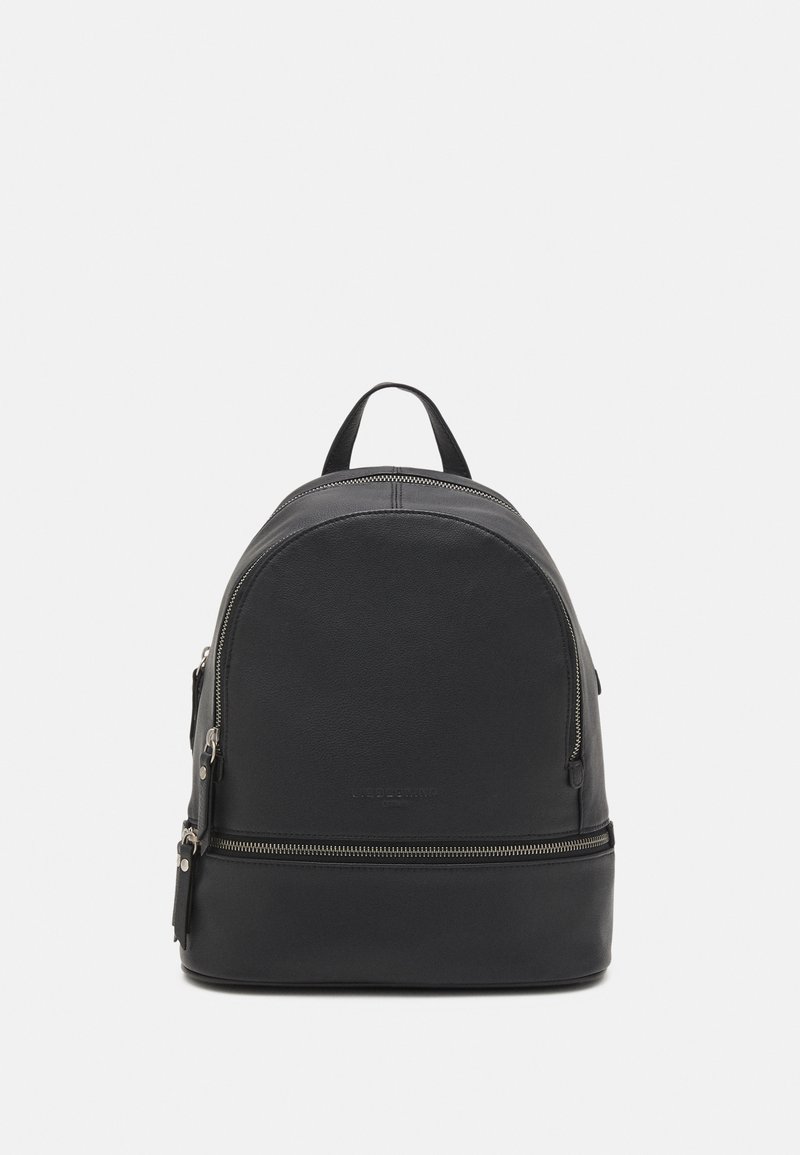 Sac à dos en cuir noir avec une forme arrondie, fermeture éclair, poignée supérieure et accents en métal argenté. Texture lisse avec un design minimal.
