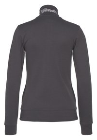 Kohlegrauer Pullover mit langen Ärmeln, hohem Kragen und Seitentaschen; weiche Textur mit Logodetail am Kragen.