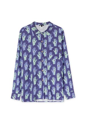 Chemise violette à manches longues avec boutons, avec un motif de mains bleues et vertes, chacune avec un œil noir dans la paume, et une petite poche poitrine.