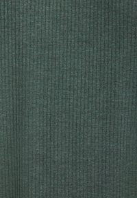 Tumši zaļa ribota auduma ar mīkstu tekstūru, raksturota ar vertikālām līnijām un smalku spīdumu. Materiāls šķiet viegls un elastīgs.