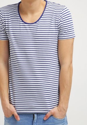 Kortærmet T-shirt i hvid med navyblå vandrette striber. Har en rund halsudskæring og blødt bomuldsstof, tætsiddende design.