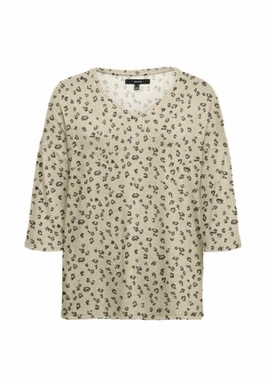 Beige top met V-hals en driekwartmouwen, met een zwart luipaardprintpatroon. Gemaakt van zachte stof met een ontspannen silhouet.