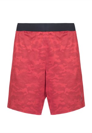 Røde camouflage-mønstrede shorts med en struktureret overflade, elastisk sort talje og et logo-akkent på siden. Designet til aktivt brug.