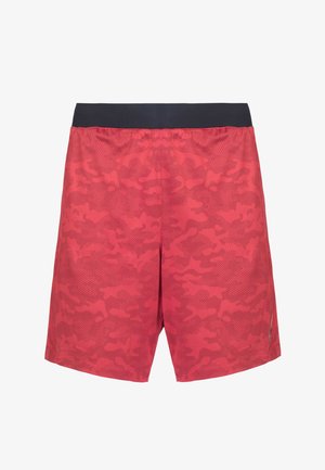 Rote Shorts mit Camouflage-Muster und strukturiertem Material, elastischem schwarzen Bund und seitlichem Logo-Accents. Entworfen für aktive Freizeit.
