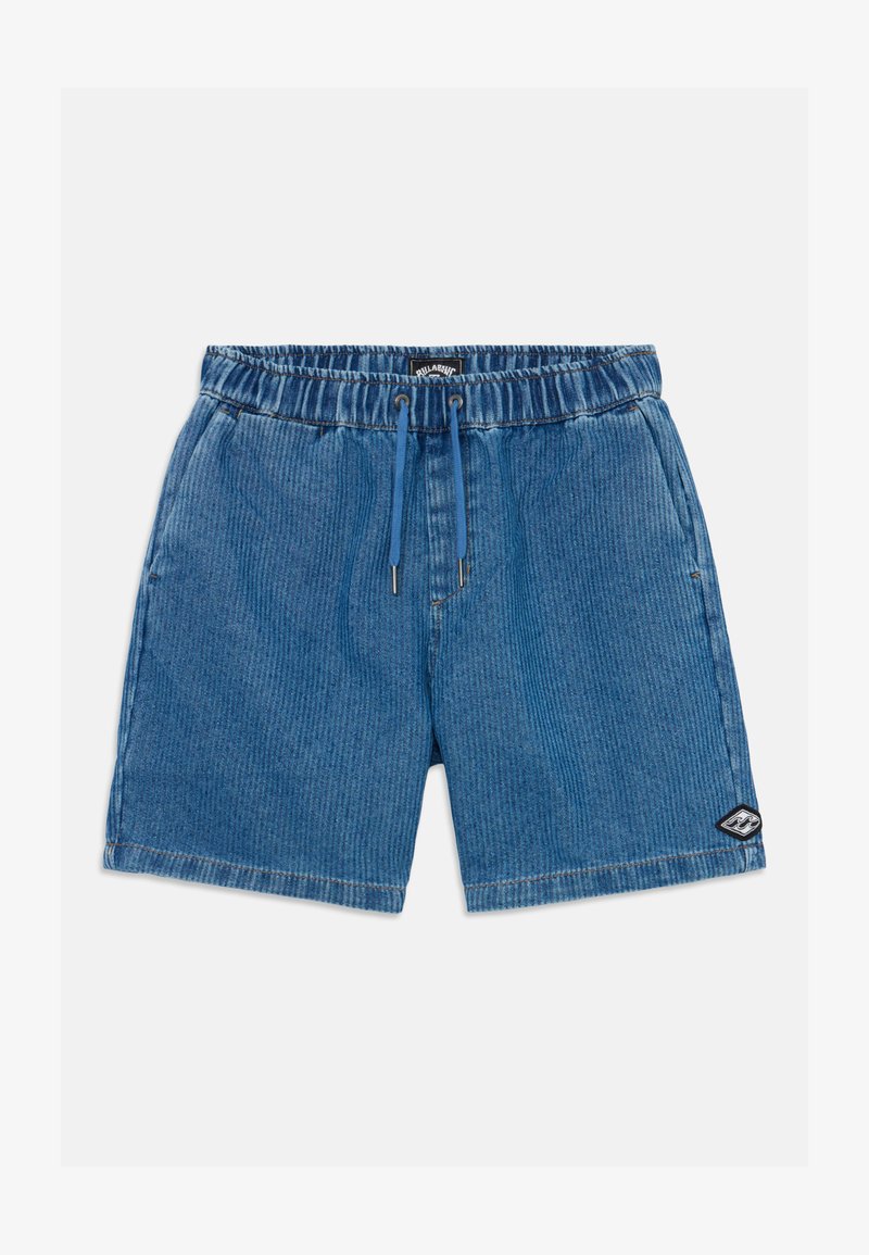 Shorts en denim bleu avec une taille élastique, un cordon de serrage et de légères rayures verticales. Présente une petite étiquette de logo noire sur le côté.