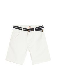 Weiße Baumwollshorts mit einem marineblauen und weißen gestreiften Gürtel, fünf Taschen und einem klassischen Schnitt. Der Stoff hat eine glatte Textur.