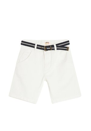 Pantalones cortos de algodón blancos con un cinturón a rayas en azul marino y blanco, cinco bolsillos y un corte clásico. La tela tiene una textura suave.
