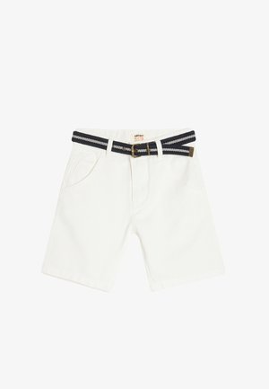 Pantalones cortos de algodón blancos con un cinturón a rayas en azul marino y blanco, cinco bolsillos y un corte clásico. La tela tiene una textura suave.