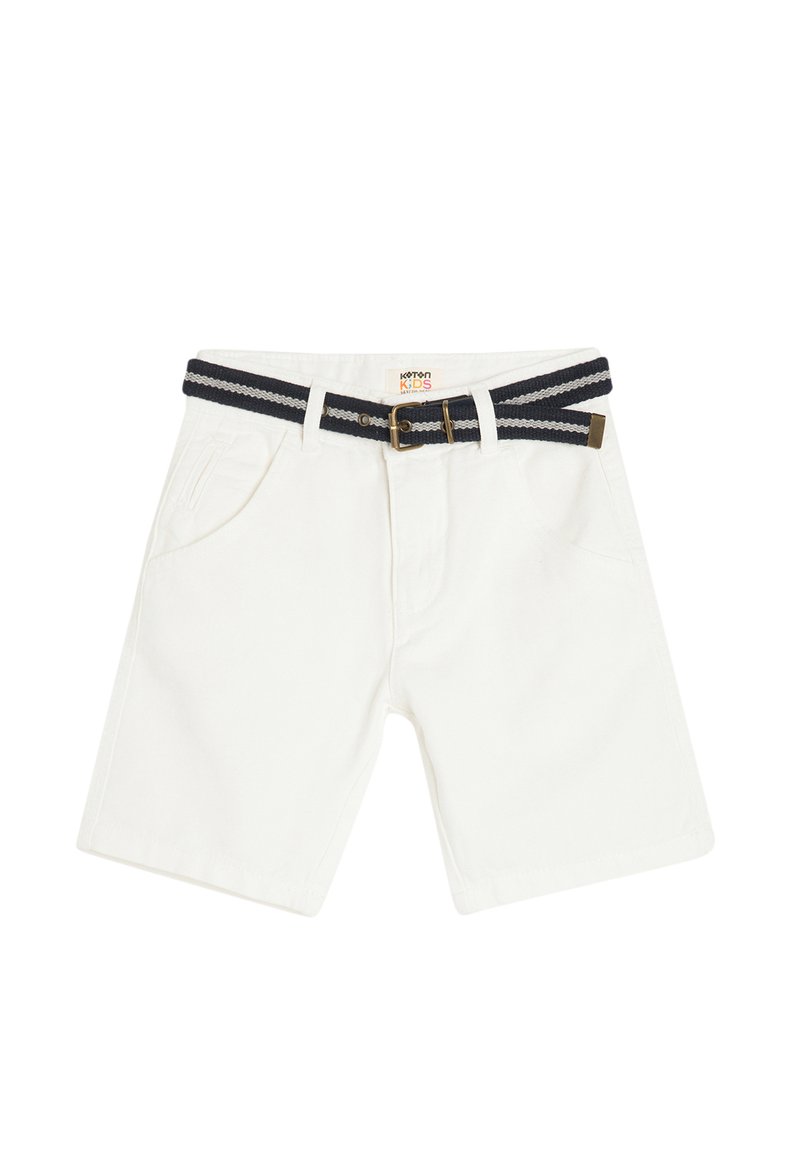 Weiße Baumwollshorts mit einem marineblauen und weißen gestreiften Gürtel, fünf Taschen und einem klassischen Schnitt. Der Stoff hat eine glatte Textur.