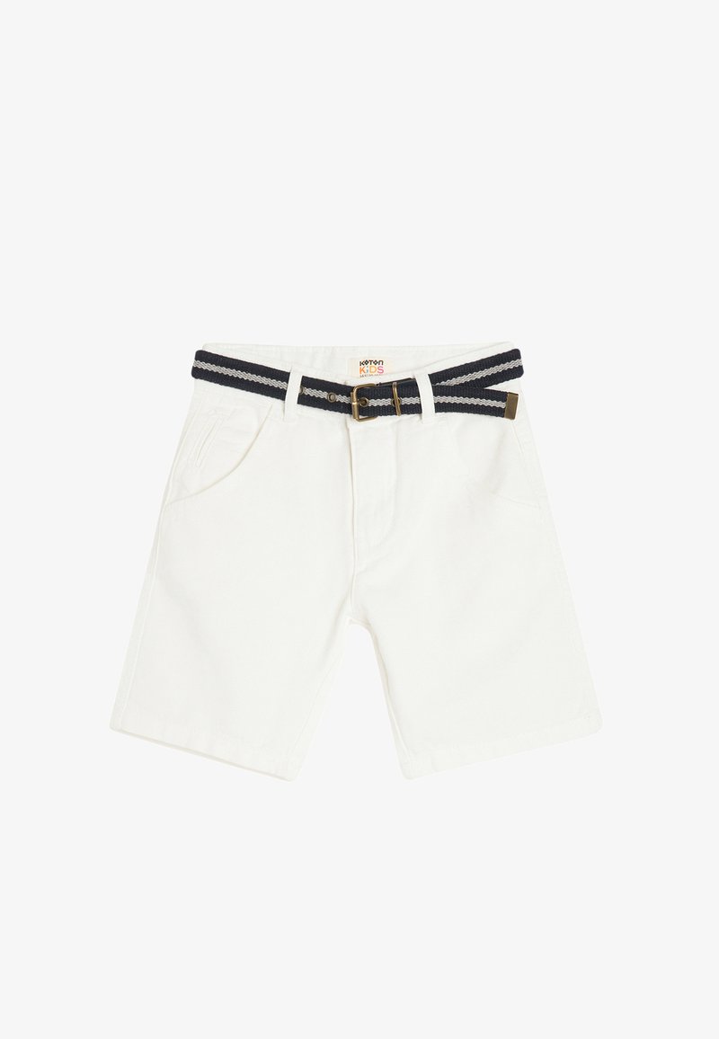 Hvide bomulds shorts med et navy og hvidt stribet bælte, fem lommer og et klassisk snit. Stoffet har en glat struktur.