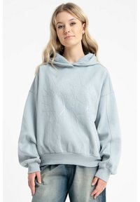 Jasnoniebieska, oversize bluza z kapturem wykonana z miękkiego materiału, z teksturowanym, abstrakcyjnym wzorem oraz sznurkiem przy kapturze. Długie, szerokie rękawy oraz prążkowany dół.