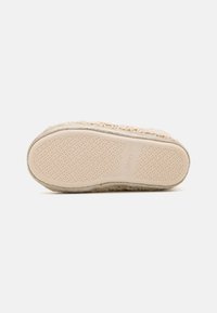 Beige slipperzool met getextureerd rubber voor grip, voorzien van een geweven stoffen zijkant en een gevoerde rand voor comfort. Matenlabel 36/37 zichtbaar.