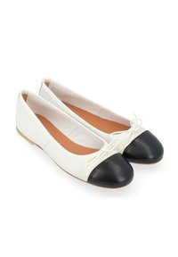 Ballerines avec une tige en textile blanche et un bout en cuir noir. Elles présentent un petit nœud à l'avant et une semelle légère et flexible.