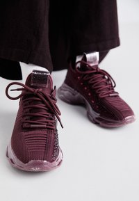 MAXILLA - Baskets basses - burgundy/multi-coloured
