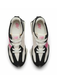 Une paire de baskets New Balance blanches, noires et roses vues de dessus, avec des lacets blancs et des logos roses sur la languette et la semelle intérieure.