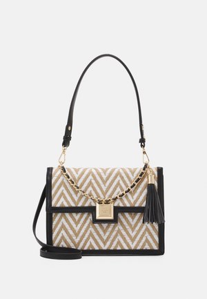 Rechteckige beige-weiße Handtasche mit Chevron-Muster, schwarzer Einfassung, goldener Kette und Verschluss, schwarzem Quaste und verstellbarem Schultergurt.