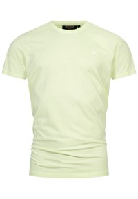 T-shirt jaune clair à manches courtes avec col rond, petit logo blanc sur la poitrine gauche et étiquette noire à l'intérieur du col.