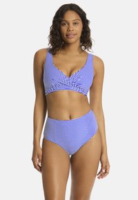 Set di bikini a righe con top a bralette crossover e slip a vita alta. I colori sono blu e bianco, con una texture liscia.
