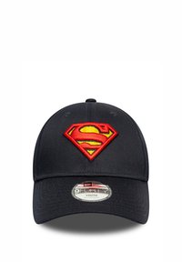 Marineblaues Baseballcap mit verstellbarem Riemen, das auf der Vorderseite mit einem großen rot-gelben Superman-Logo bestickt ist.