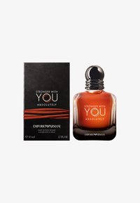 Frasco de perfume para hombres "Stronger With You Absolutely" de Emporio Armani y caja negra con diseño naranja, 50 ml, 1.7 fl. oz.