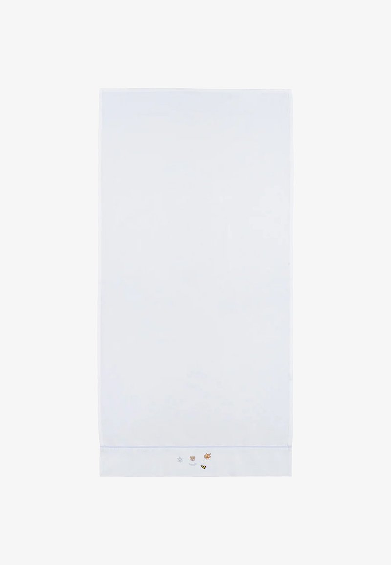 Biała tkanina koc o gładkiej fakturze, z małymi kolorowymi haftowanymi wzorami śnieżynki, niedźwiedzia, liścia i pszczoły na dolnej krawędzi.