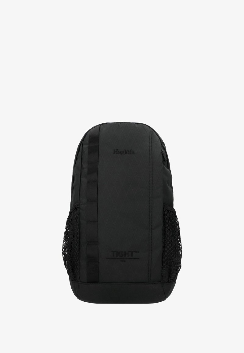 Zaino nero con un motivo trapuntato, tasche laterali in rete e dettagli di marca. Caratterizzato da un design sottile e spallacci regolabili.