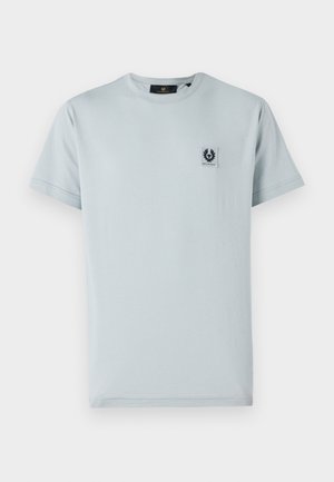 Lichtblauwe katoenen T-shirt met korte mouwen, ronde halslijn en een klein logopatch op de linkerborst. Zachte textuur en normale pasvorm.