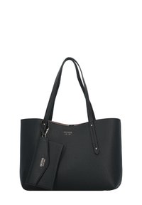 Geantă tote din piele texturată neagră, cu două mânere, deschisă în partea de sus, și un mic buzunar detașabil. Prezintă logo-ul "GUESS" în detalii din metal argintiu.