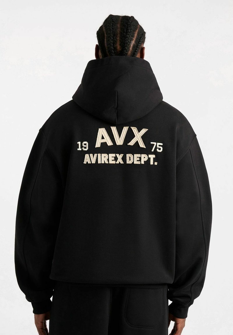 Felpa nera con cappuccio con testo ricamato "AVX 1975 AVIREX DEPT." sul retro. Presenta una vestibilità rilassata e polsini a costine.