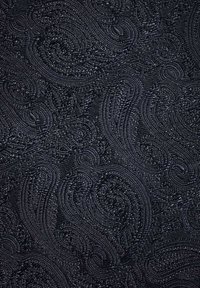 Mörk tyg med intrikata snurrande mönster, texturerad yta med glans, huvudsakligen svart med subtila tonvariationer.