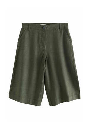 Shorts vert foncé coupés au genou avec poches latérales, fermeture à boutons et passants de ceinture, affichés sur fond blanc.