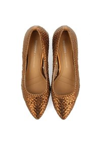 Escarpins à bout pointu en texture tissée bronze métallisé. Intérieur lisse avec semelle intérieure rembourrée. Design épuré avec un matériel minimal.
