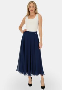 Granatowa, plisowana spódnica midi wykonana z lekkiego materiału o gładkim wykończeniu, cechująca się dopasowanym stanem i subtelnym detalem z logo.