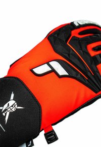 Helle orange Handschuh mit schwarzen Akzenten. Verfügt über eine strukturierte schwarze Gummibeschichtung und reflektierende geometrische Details. Enthält einen verstellbaren Riemen.