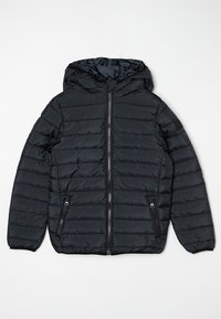 Chaqueta acolchada negra con capucha, textura de acolchado, cierre frontal y bolsillos laterales. Hecha de material ligero y resistente al agua.