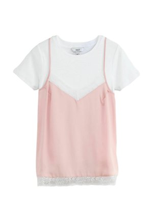 Biała koszulka z krótkim rękawem pod jasnoróżową koszulką na cienkich ramiączkach z białą koronką na brzegu.