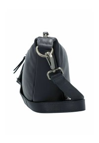 Borsa a mano in pelle blu navy con base piatta, accessori in argento, tracolla regolabile e cuciture dettagliate lungo i bordi. Chiusura superiore con zip.