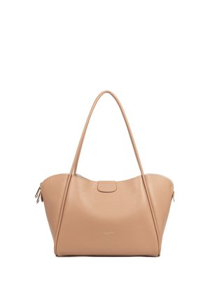 Sac à main en cuir beige avec deux longues anses, une fermeture par zip sur le dessus et un petit rabat décoratif au centre avant.