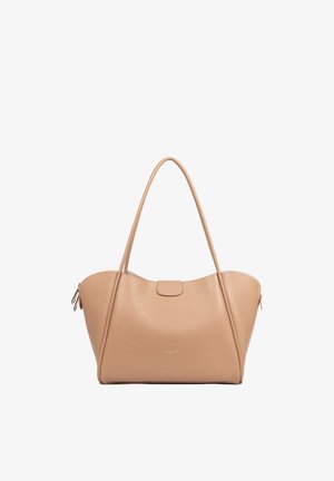 Beżowa torba ze skóry z długimi podwójnymi uchwytami, górnym zamkiem błyskawicznym i małą patką na środku frontu.